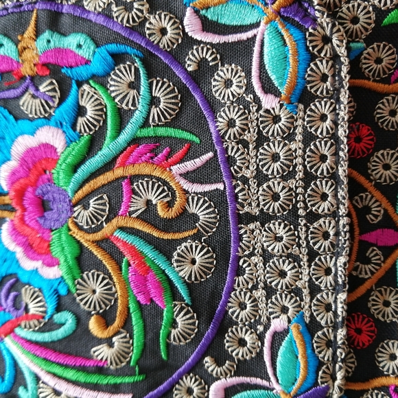 Embroidered cross bag - Picture 4 of 4